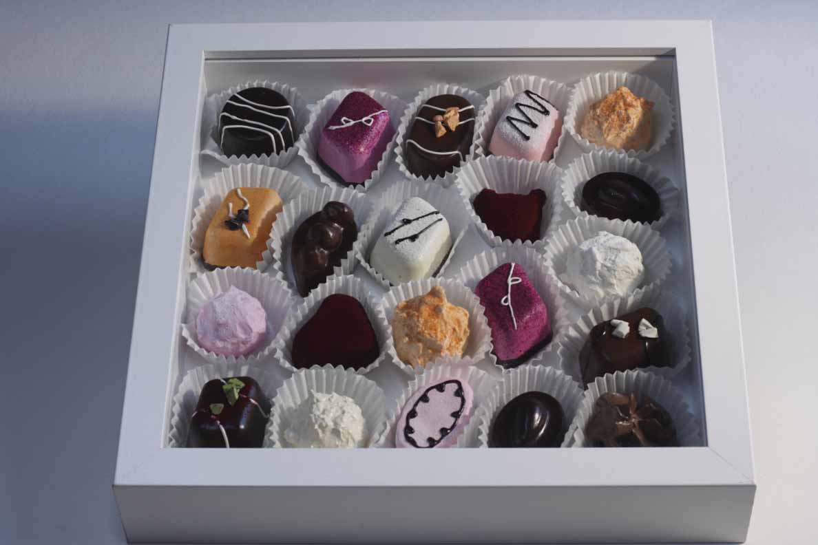 Ivonne Nlein, Werk: Pralinenkasten "Samtherzen"<BR>2009<BR>mixed-media<BR>25cm x 25cm x 4,5cm