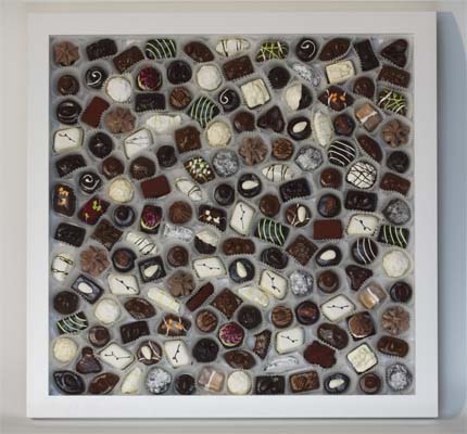 Ivonne Nlein, Werk: Pralinenkasten "Schokoladenpralinen"<BR>2010<BR>mixed-media (Wandobjekt)<BR>54,5cm x 54,5cm x 5cm